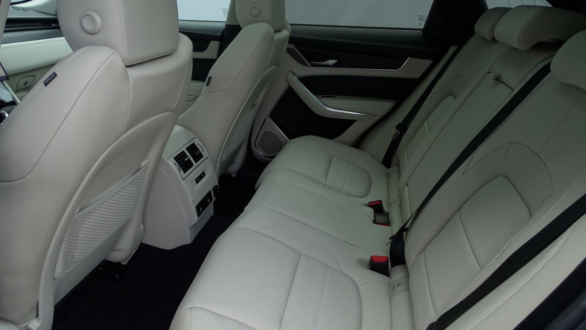 Jaguar F-Pace  - 2.0 P250 mHEV AWD R-Dynamic SE  interior 6 