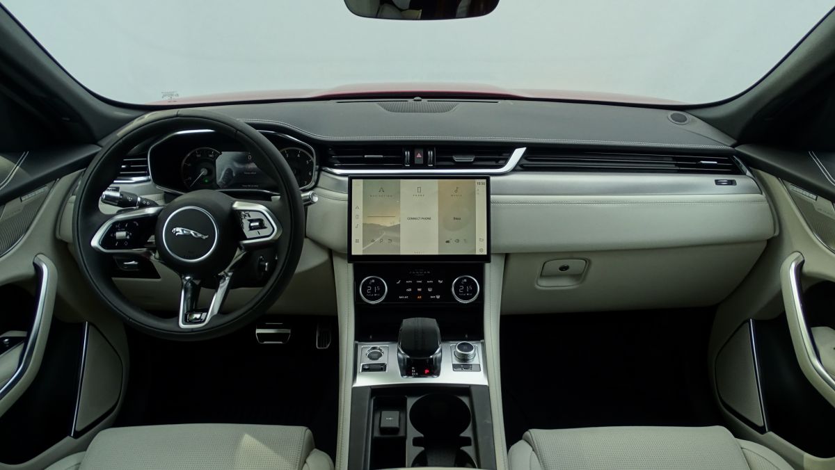 Jaguar F-Pace  - 2.0 I4 250 PS AWD Auto R-Dynamic SE interior 7 
