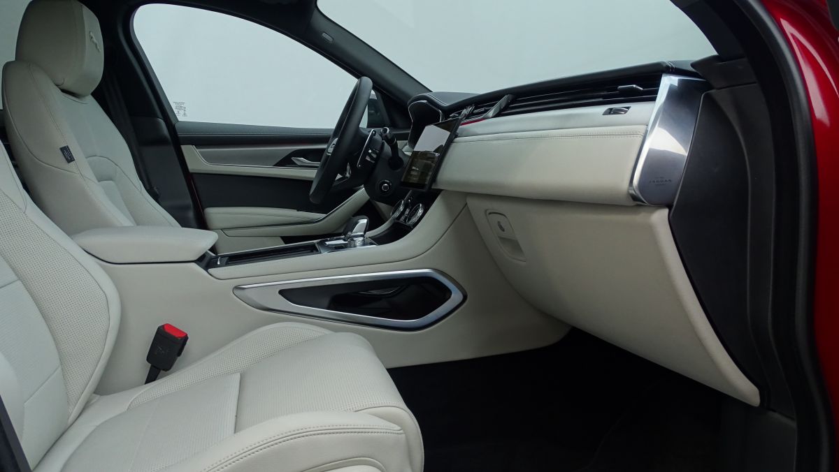 Jaguar F-Pace  - 2.0 I4 250 PS AWD Auto R-Dynamic SE interior 9 